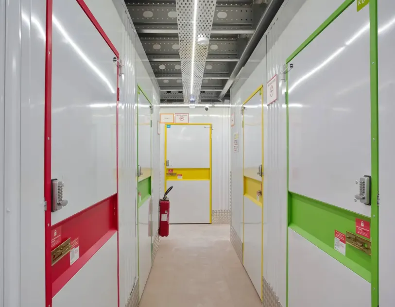 Allée du centre de Gardanne, portes à liserés rouges, jaunes et verts.