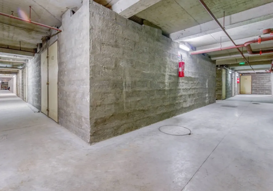 Couloir de box en sous-sol du centre Paris Paradis Martel.