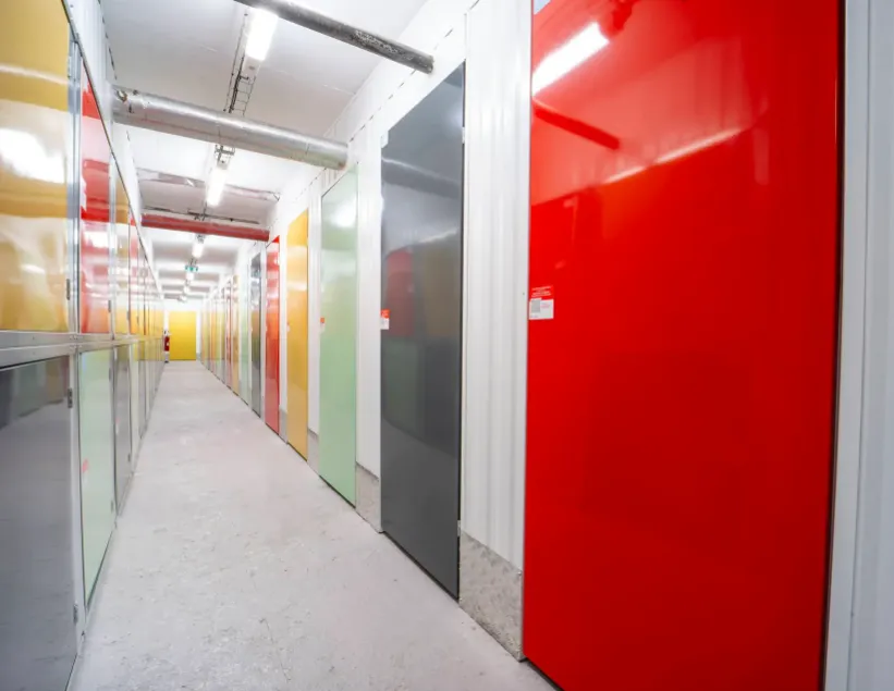 Portes laquées rouges et jaunes des box du centre Paris Picpus.